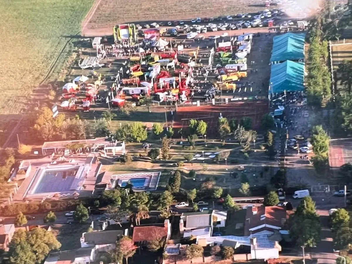 Foto histórica: vista aérea del predio de la fiesta y Arequito